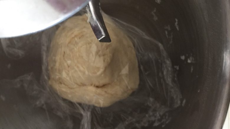 土豆焖猫耳朵,第一次搅拌成团后盖上保鲜膜醒发15分钟