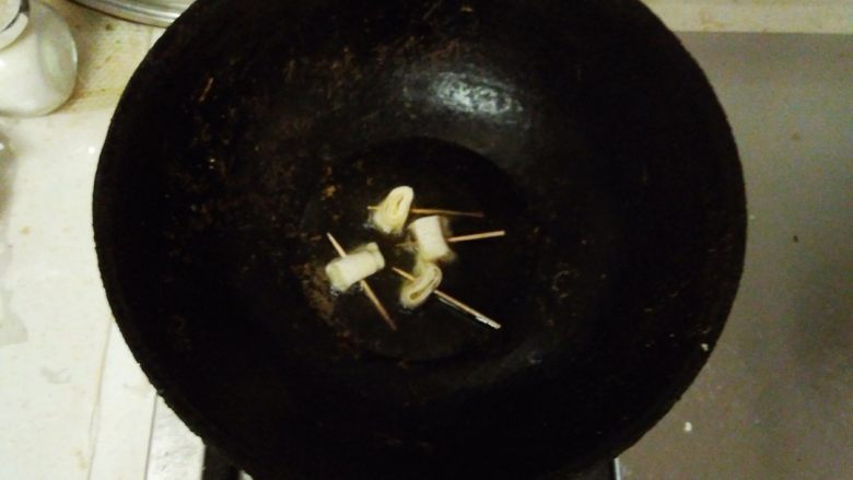 花开咯吱,油温3成热，下入炸制。定型后去掉牙签，捞出。将锅中的油加热至6成复炸一次。