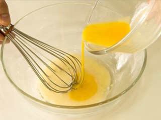 柠檬戚风小蛋糕,蛋黄糊制作:把牛奶、大豆油倒入打蛋盆中再缓慢加入蛋黄液，一边加入一边搅动，而缓慢加入的好处在于更好的让各种液体混合