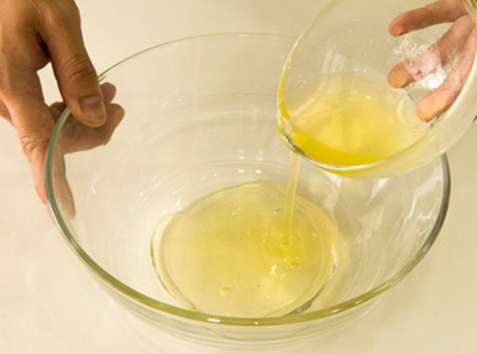 柠檬戚风小蛋糕,在一个无水无油的干净打蛋盆中倒入蛋白（提示:沾有水油的盆会影响蛋白的膨胀哦）