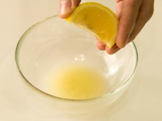 柠檬戚风小蛋糕,蛋白霜制作:挤出所需的新鲜柠檬汁，柠檬汁有利于去除蛋清的腥味
