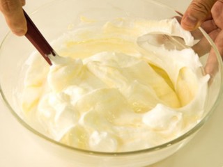柠檬戚风小蛋糕,蛋白霜打发完成后，再与之前做好的蛋黄糊翻拌结合（提示:注意手法是翻拌，如果打圈搅拌，会让蛋白消泡，制作出来的蛋糕糊就是失败的）