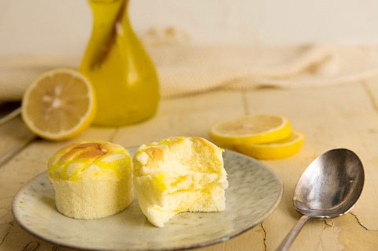 柠檬戚风小蛋糕,戚风蛋糕除了和柠檬搭配，换成橙子也是不二的选择，在表面挤奶油进行装饰更能增加颜值和风味