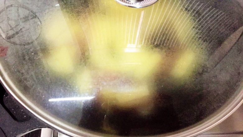 土豆焖猫耳朵,放入50g水，中小火，盖上锅盖焖煮5分钟