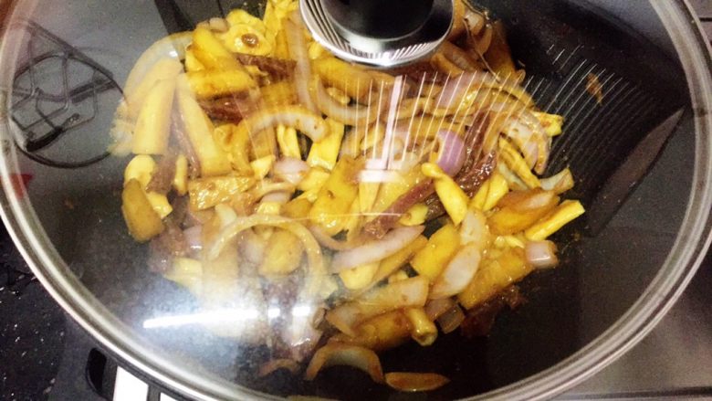 土豆焖猫耳朵,翻炒均匀盖上锅盖焖煮2分钟