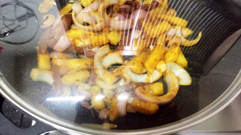 土豆焖猫耳朵,盖上锅盖焖煮2分钟