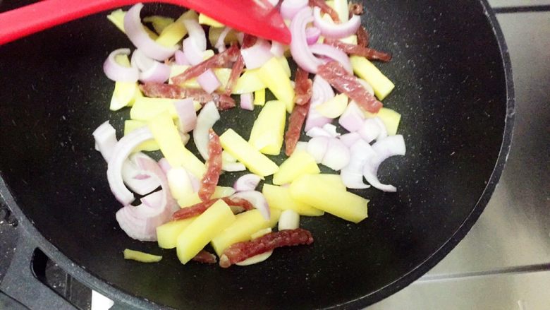 土豆焖猫耳朵,5分钟后倒入洋葱