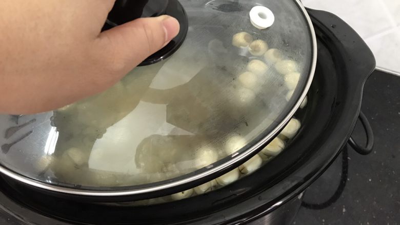 花胶莲子银耳糖水,盖起锅盖，煮四个小时（我这是慢炖锅，所以时间比较长，一般的汤锅煮2小时左右就可以了