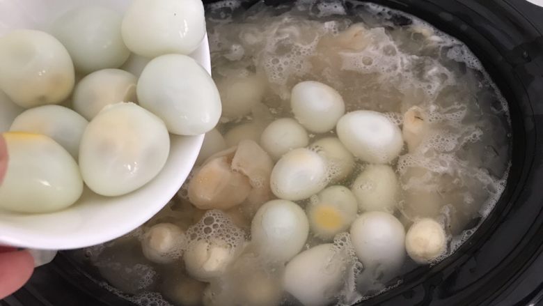 花胶莲子银耳糖水,煮至中途一半时间，加入鹌鹑蛋