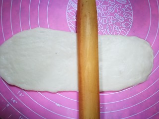 佛卡夏面包,取一个小面团擀面杖擀成牛舌状。