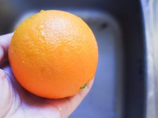 缤纷水果花茶,橙子用盐搓洗干净