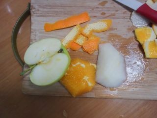 缤纷水果花茶,苹果半个去芯切块、橙子取外面的皮，去掉白色部分、切出果肉