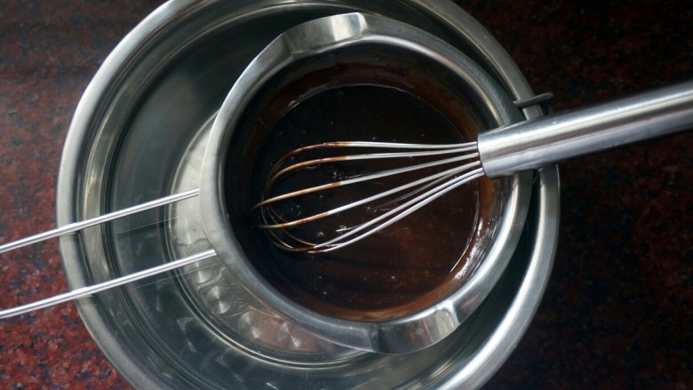 巧克力淋面蛋糕,制作甘纳许：50克淡奶油加入50克巧克力碎，隔热水融化，然后冷却至室温。