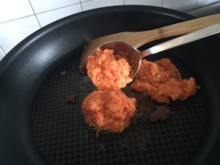辣椒虾酱地瓜叶·东南亚风味,下三汤匙刚搅打好的辣椒虾酱，小火干锅翻炒一会儿