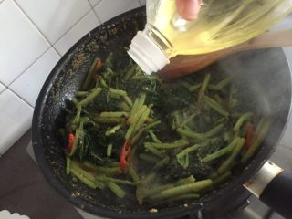辣椒虾酱地瓜叶·东南亚风味,出锅前，再加少许油，翻炒均匀