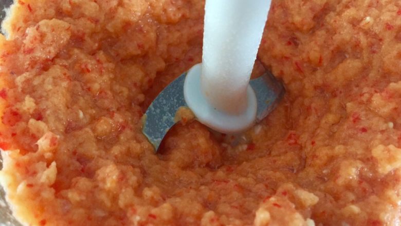 辣椒虾酱地瓜叶·东南亚风味,搅打，不需要打的非常细腻。稍微带些颗粒后面成品口感会很好。