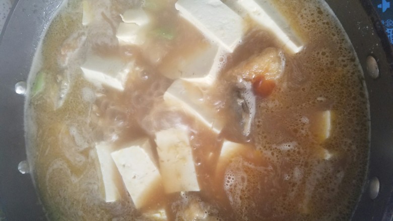 鳕鱼炖豆腐,锅内添水烧开下去豆腐，开锅后放入盐，海鲜酱油等调料。
