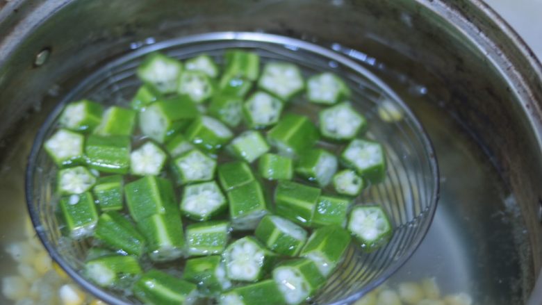越南春卷
 
,秋葵本身比较好熟，可以在煮玉米时一并进行