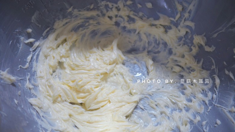 香酥抹茶曲奇,打蛋器打发软化好的黄油，不时观察黄油的状态，黄油明显发白且体积变大时，加入冷却的淡奶油与细砂糖混合物，开低速搅打，成为顺滑的黄油糊。