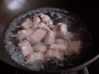 【再添一碗饭】の土豆炖猪肉,五花肉放进沸水中焯烫一下去腥味