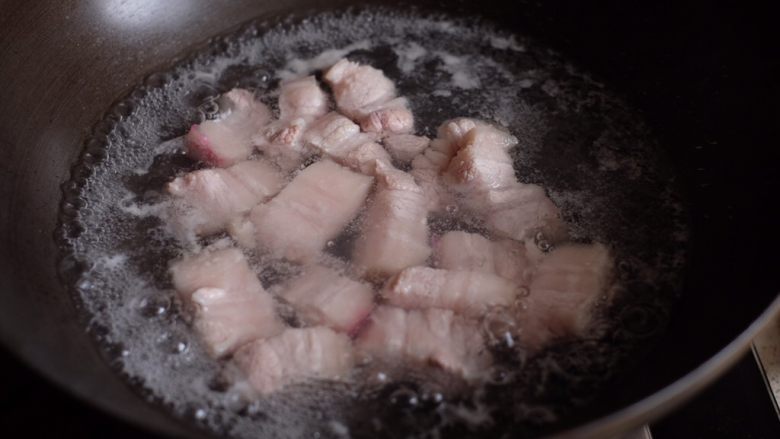 【再添一碗饭】の土豆炖猪肉,五花肉放进沸水中焯烫一下去腥味