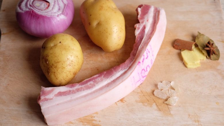 【再添一碗饭】の土豆炖猪肉,准备好所有的材料