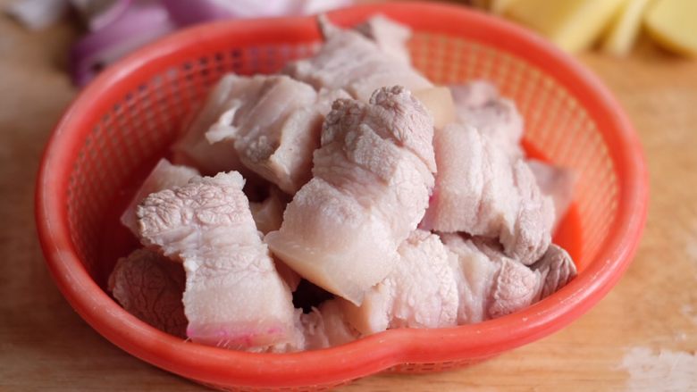 【再添一碗饭】の土豆炖猪肉,五花肉捞出冲洗干净，沥干备用