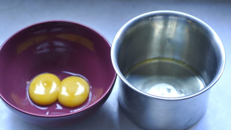 枣夹核桃蛋糕,3、将蛋黄、蛋白分开，蛋白一定要放入无油无水的干净盆中。