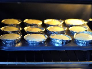 枣夹核桃蛋糕,12、放入提前预热好的烤箱中，中上层，上火180度，下火180度，烤15-分钟左右