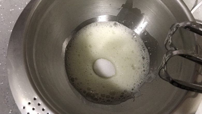 蓝天白云戚风,烤箱上下火170度预热。
蛋清里加入几滴柠檬汁，打蛋器低速打发至鱼眼状，加入第一次细砂糖。继续高速打发。