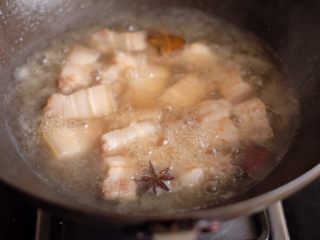 【再添一碗饭】の土豆炖猪肉,水烧开后转小火，炖煮十分钟（这个时候是不加任何调料的，这样肉煮得烂且快）