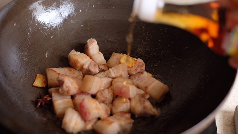 【再添一碗饭】の土豆炖猪肉,倒入适量料酒，继续翻炒均匀