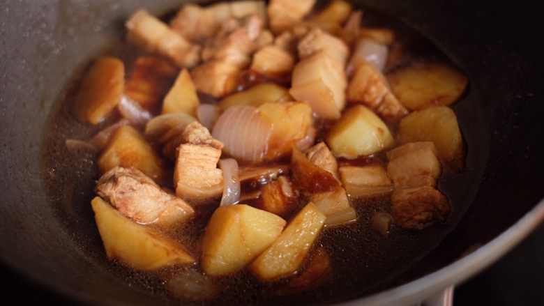 【再添一碗饭】の土豆炖猪肉,翻炒均匀，继续中小火炖煮