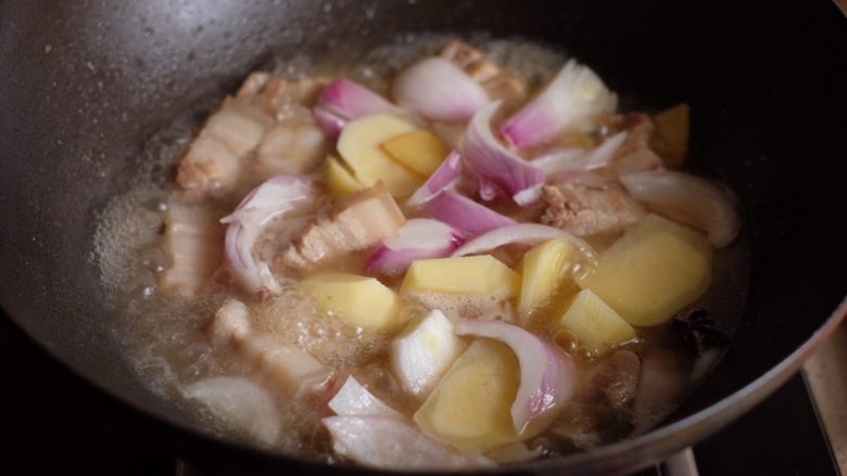 【再添一碗饭】の土豆炖猪肉,打开锅盖，放入洋葱和土豆块，继续炖煮十五分钟（这一步依然不加调料）