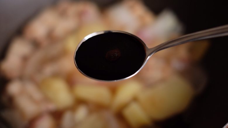 【再添一碗饭】の土豆炖猪肉,加入2勺生抽、1勺老抽，如图