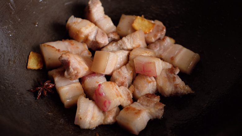 【再添一碗饭】の土豆炖猪肉,放入肉块，翻炒均匀