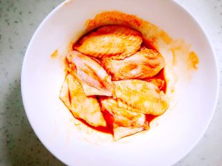 自制新奥尔良烤翅,将鸡中翅均匀的裹上腌料，腌制2小时