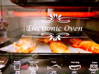 自制新奥尔良烤翅,将鸡中翅放入预热好的烤箱中，200度烤30分钟，可以根据自己的烤箱调整，我家的烤箱温度偏低