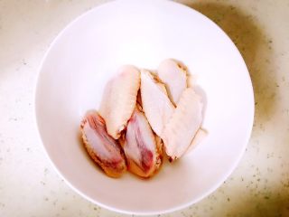 自制新奥尔良烤翅,将鸡中翅清水冲洗干净，沥干水分