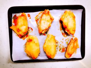 自制新奥尔良烤翅,烤制的中途15分钟左右的时候，将鸡翅取出全部翻面