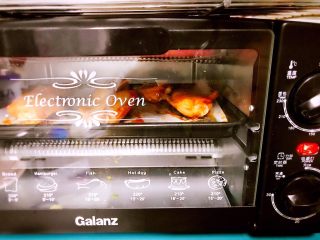 自制新奥尔良烤翅,将翻好面的鸡翅放入烤箱中继续再烤15分钟
