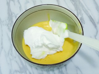 南瓜戚风蛋糕,取三分之一的蛋白加入蛋黄糊中，上下翻拌均匀，不要画圈搅拌避免消泡