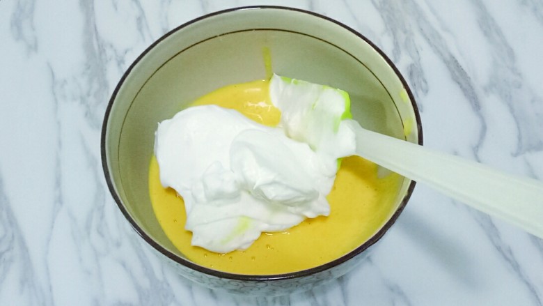 南瓜戚风蛋糕,取三分之一的蛋白加入蛋黄糊中，上下翻拌均匀，不要画圈搅拌避免消泡
