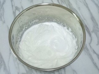 南瓜戚风蛋糕,然后继续高速打发，打发至湿性发泡时加入剩下的三分之一白砂糖
