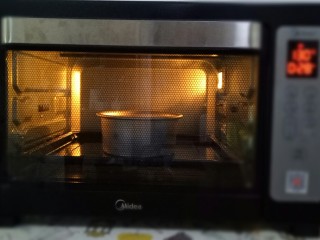 南瓜戚风蛋糕,烤箱预热后，120度30分钟，转140度30分钟（具体温度时间根据自己烤箱调整）