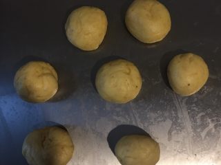 夹心肉松胚芽华夫饼(快手酵母版),排气后，分成8个面团，也可以更多，看你想做多大，做小点就分十个面团