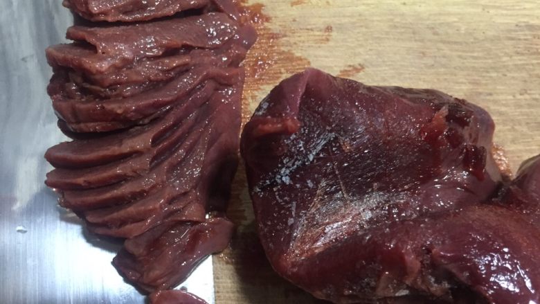 私房猪肝粥,冰冻后的猪肝非常容易切片