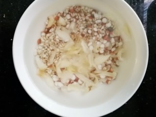 清补凉糖水,把红莲、白合干、薏米、茨实洗干净。