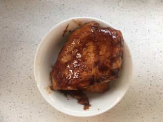 蜂蜜鸡胸肉三明治,将腌制好的鸡胸肉放入中煎熟。