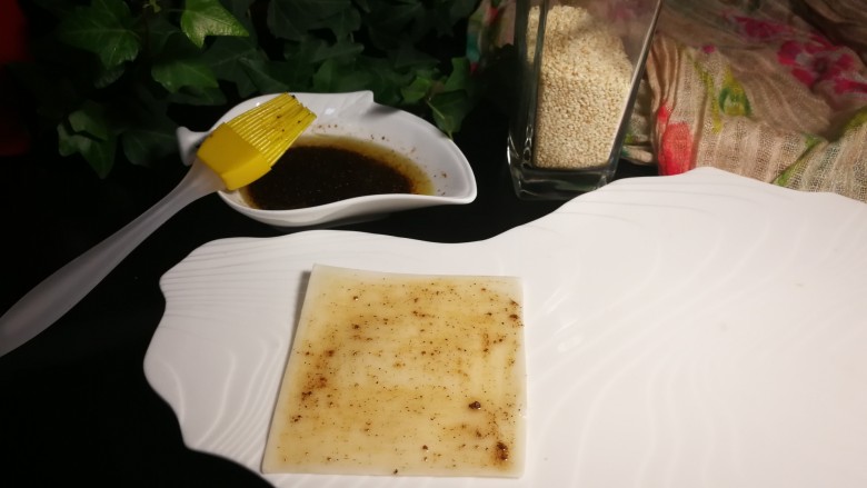 脆皮芝麻海苔,搅拌好椒盐和油，刷在馄饨皮上。